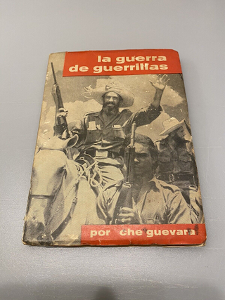 Item #18880 Che Guevera's First Edition La Guerra de Guerrillas. Che Guevera
